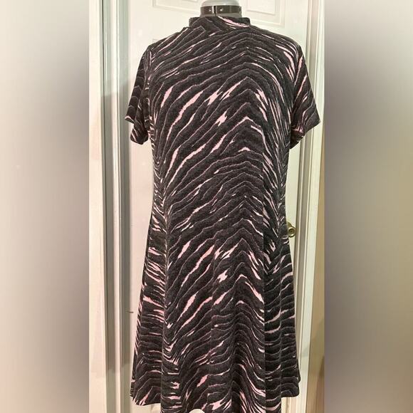 Torrid Plus size GORGEOUS dress very flattering size 2X - Picture 1 of 7